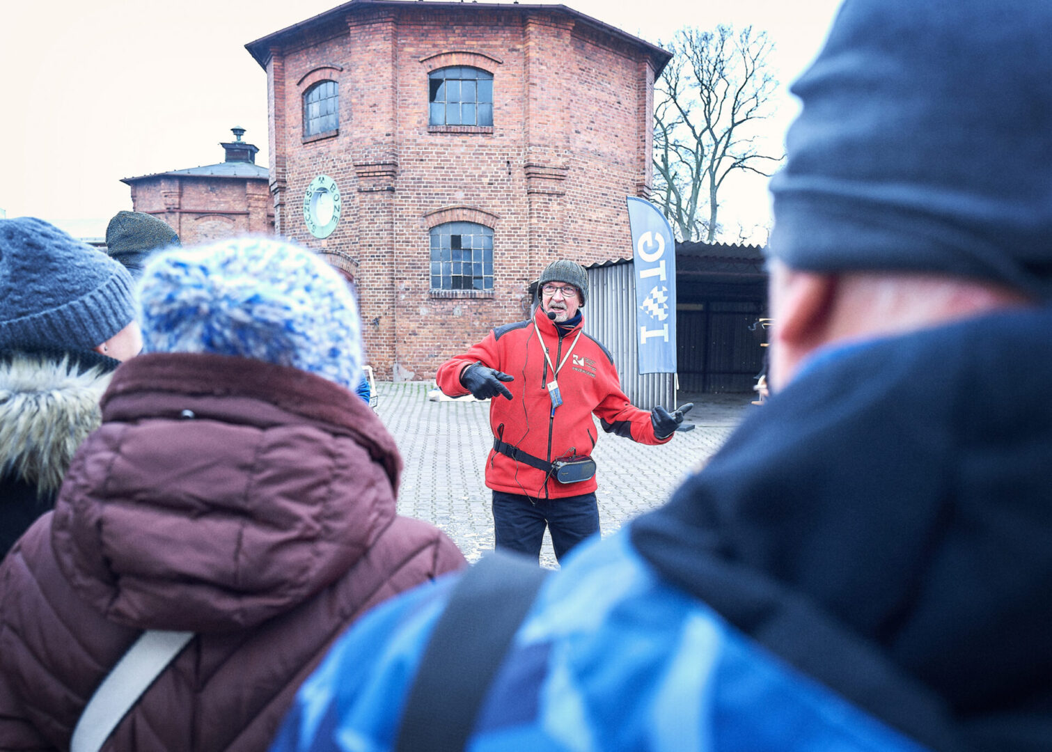 Przewodnik mówi do uczestników wycieczki. 