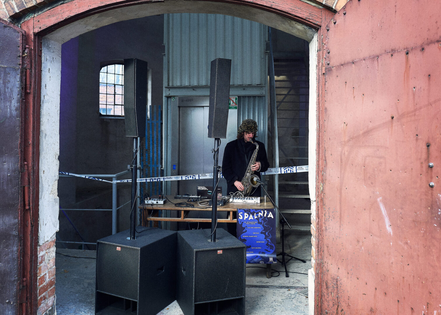 Saksofonista z Festiwalu Spalnia gra na instrumencie w budynku Szybu Staszic. 