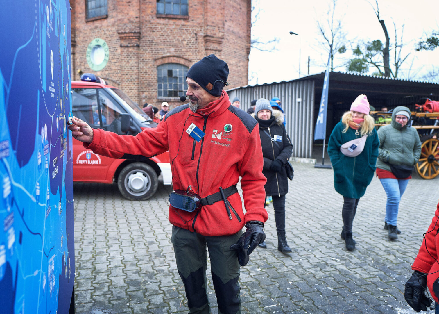 Przewodnik przykleja naklejkę na mapę Rept. 