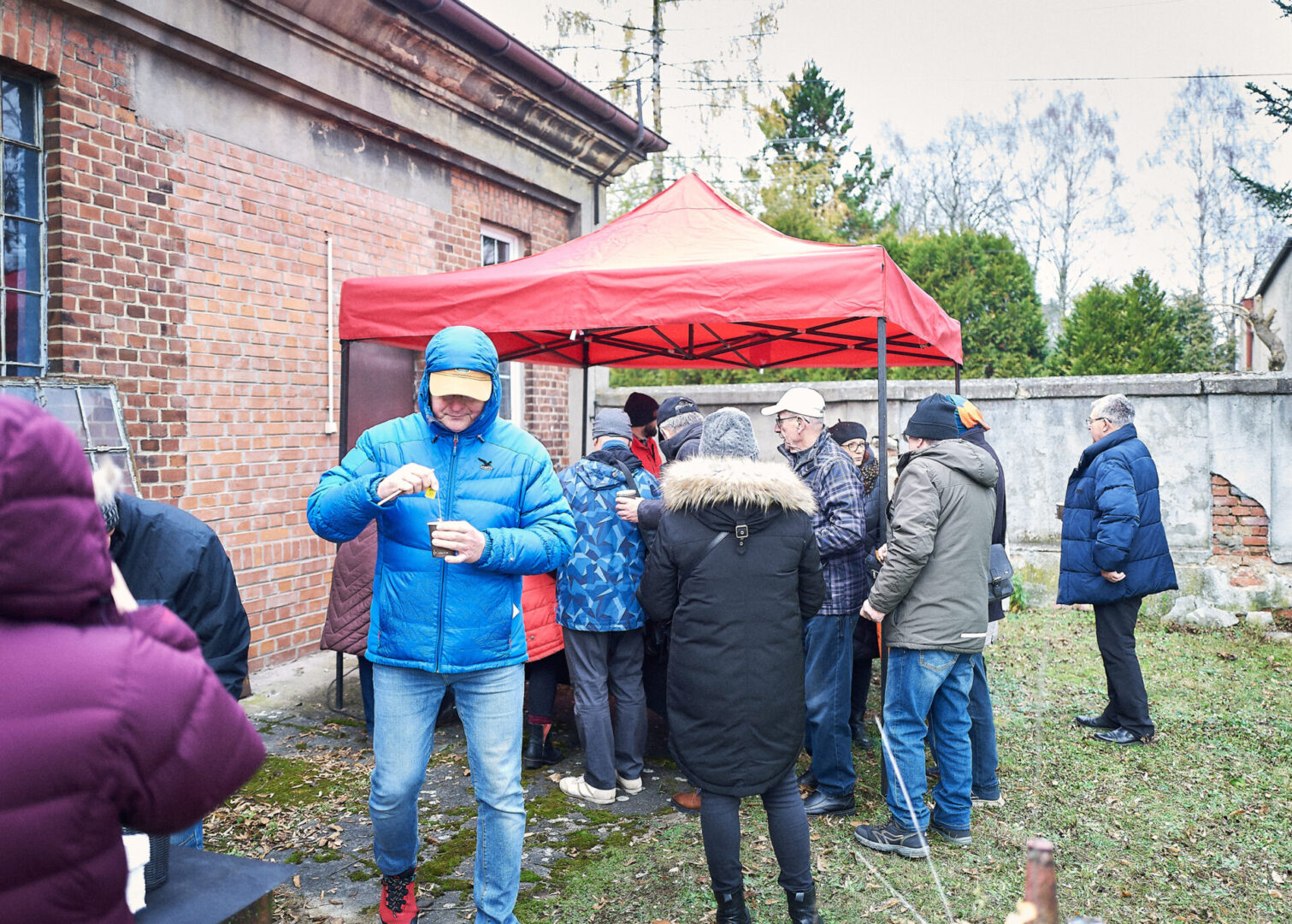 Uczestnicy wycieczki stoją w kolejce po ciepłe napoje.