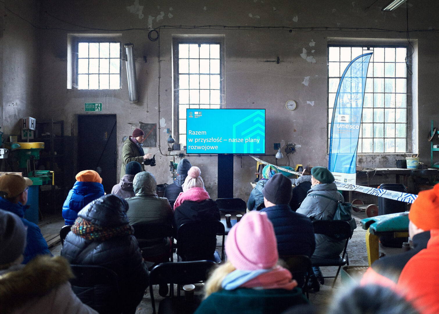 Dyrektor instytucji kultury "Szyb Staszic w Tarnowskich Górach" prowadzi prezentację pt. "Razem w przyszłość - nasze plany rozwojowe". 