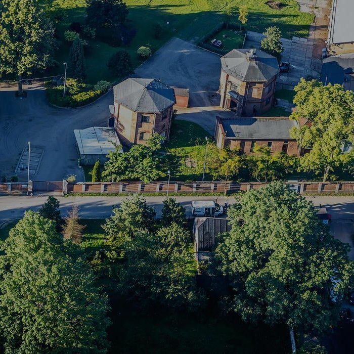 Widok na StacjÄ WodociÄgowÄ Staszic z lotu ptaka. Na zdjÄciu widoczne budynki dwĂłch szybĂłw, kotĹowni oraz warsztatu. DookoĹa stacji zabudowania domkĂłw jednorodzinnych.