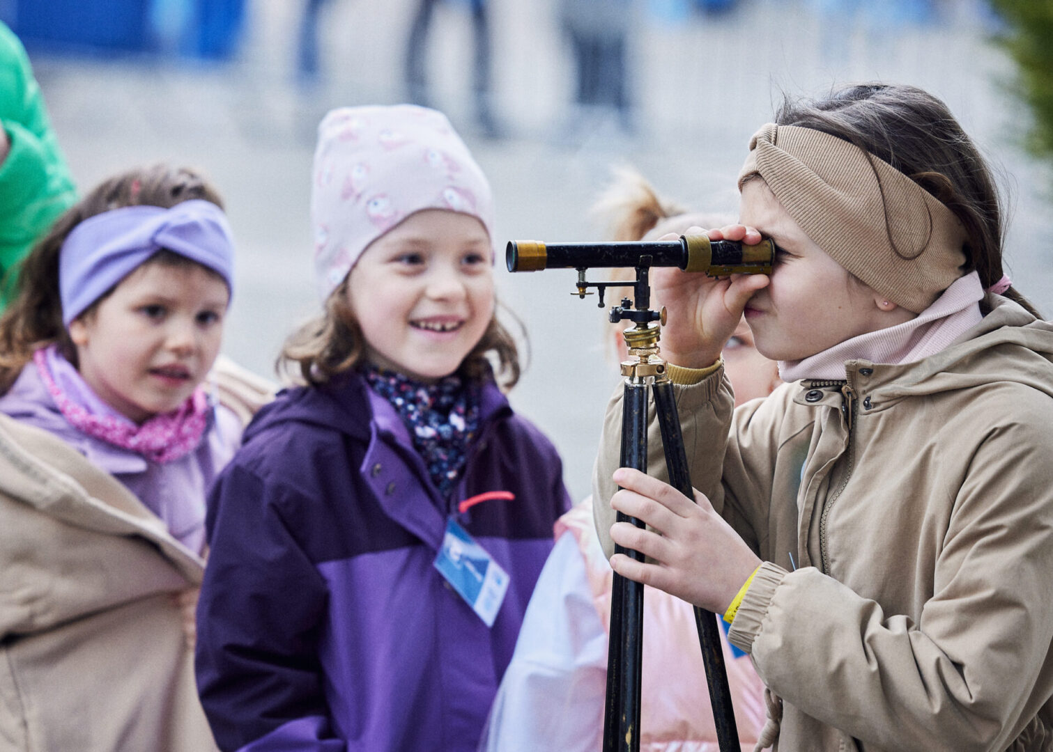 Dzieci patrzące przez teodolit