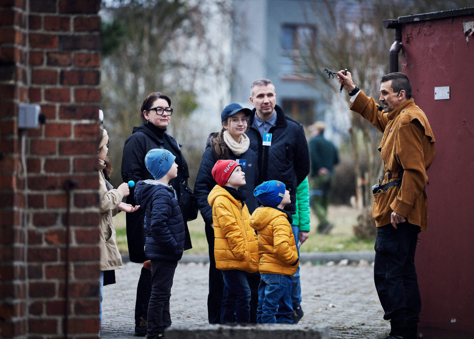 Zwiedzające osoby i przewodnik na tle Szybu Staszic w Tarnowskich Górach