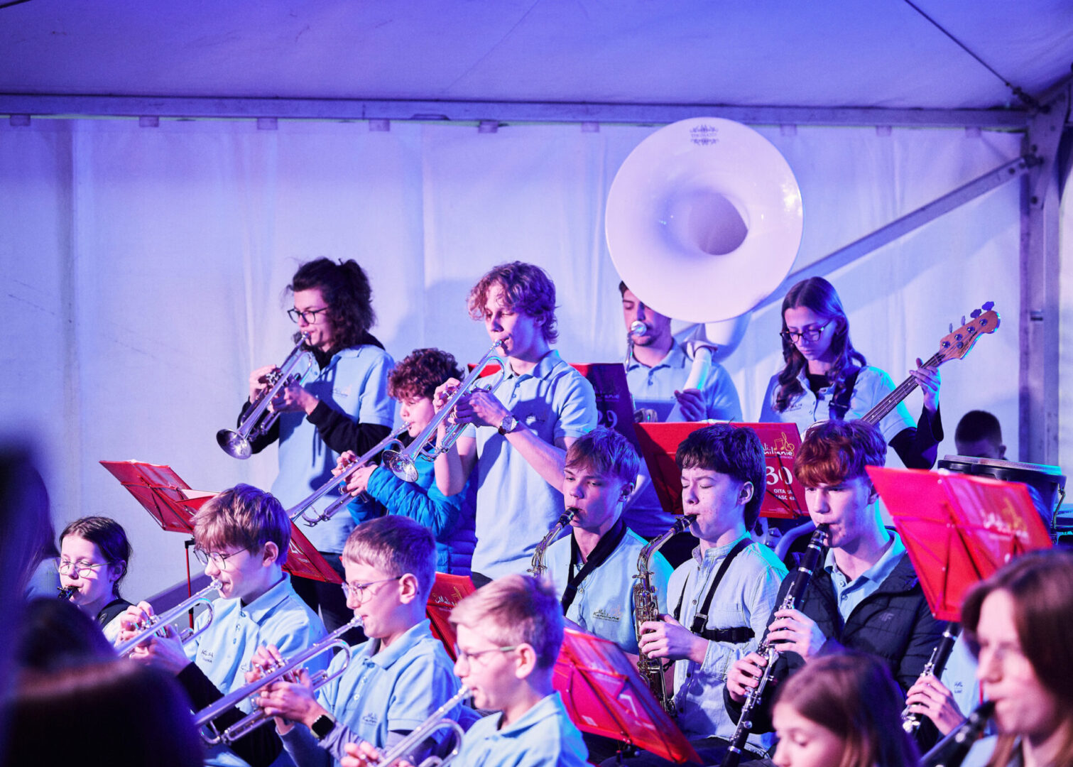 Młodzi artyści na scenie podczas koncertu "Woda w ustnik" zespołu Mali Kamilianie