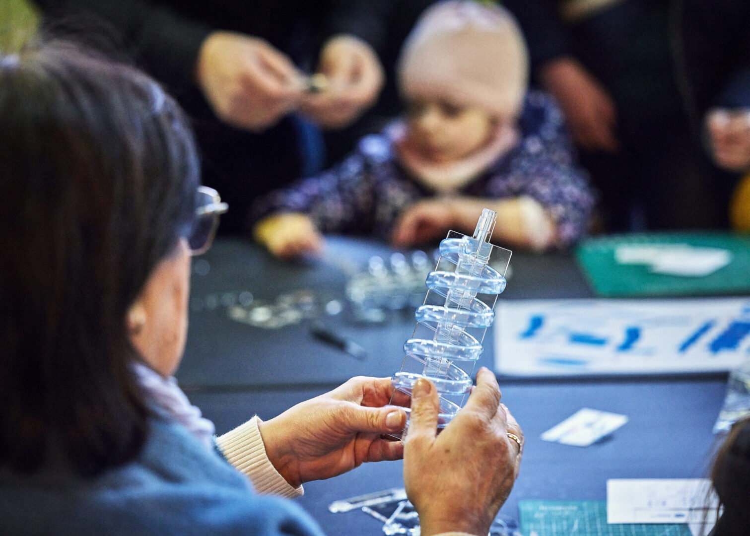 Uczestnicy warsztatów podczas majsterkowania przy śrubie Archimedesa