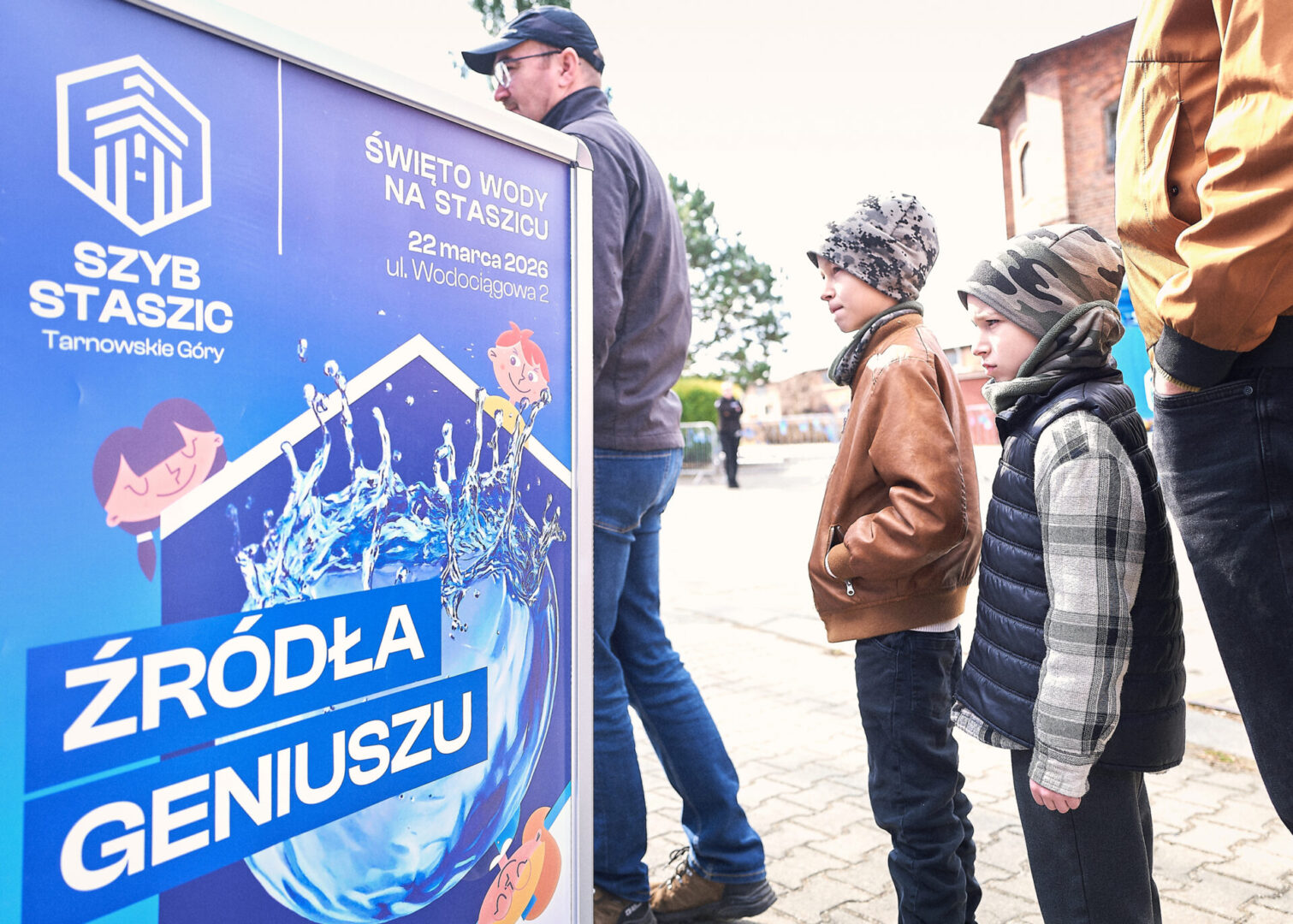 Osoby czekające na wejście do Szybu Staszic w dniu wydarzenia "Źródła geniuszu. Święto wody na Staszicu" 22.03.2026