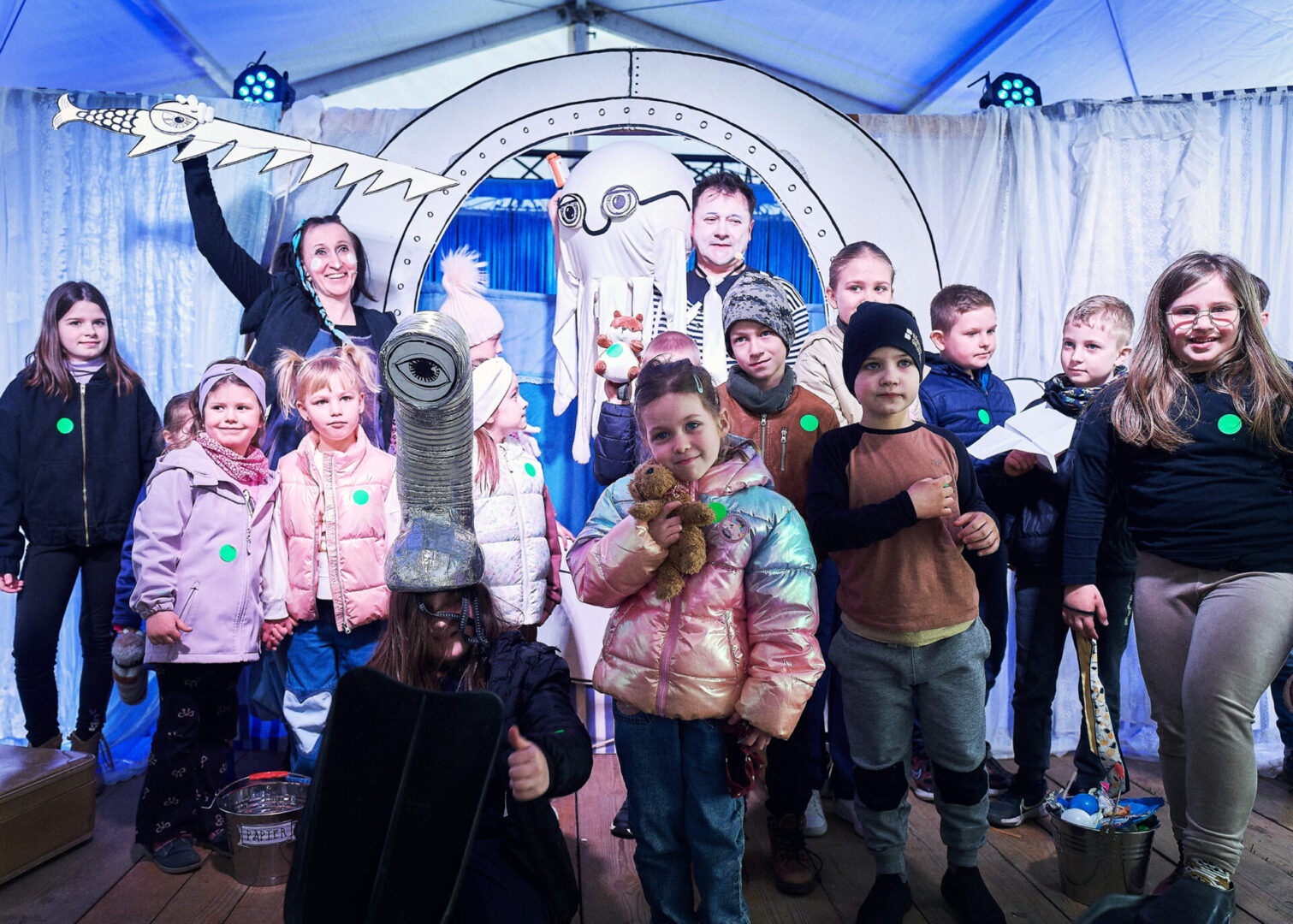 Aktorzy Teatru Chrząszcz w Trzcinie i dzieci na scenie podczas spektaklu "Plum I Bulb czyli problemy z wodą."