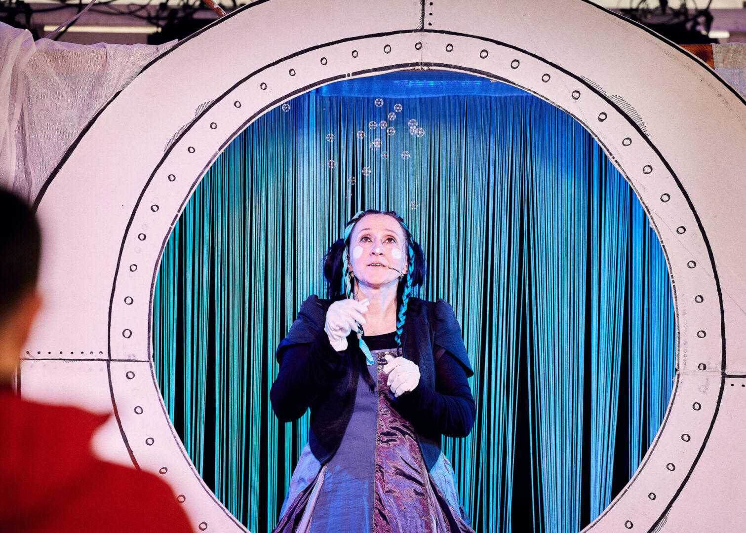 Aktorka Teatru Chrząszcz w Trzcinie na scenie podczas spektaklu "Plum I Bulb czyli problemy z wodą."