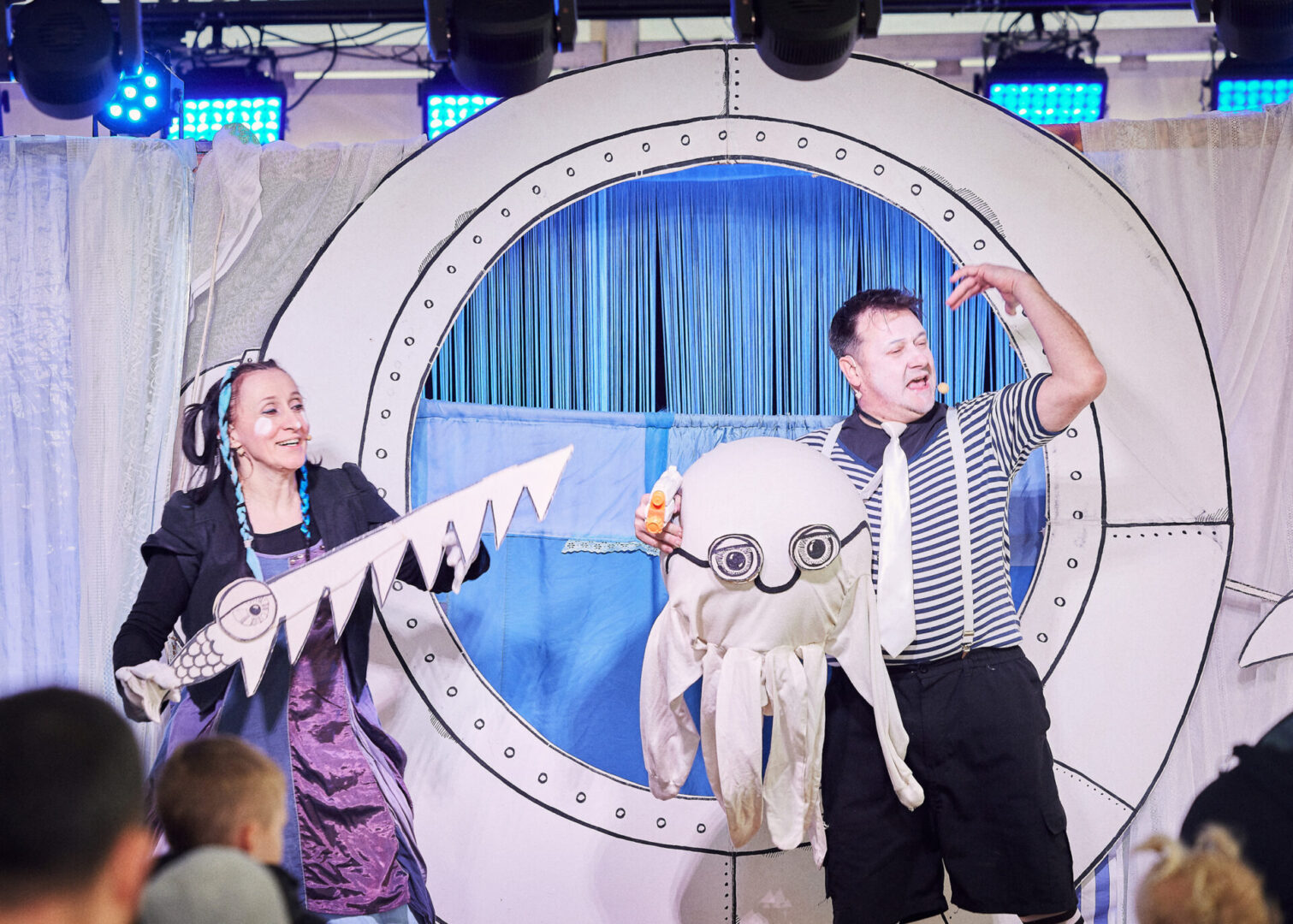 AktorzyTeatru Chrząszcz w Trzcinie na scenie podczas spektaklu "Plum I Bulb czyli problemy z wodą."