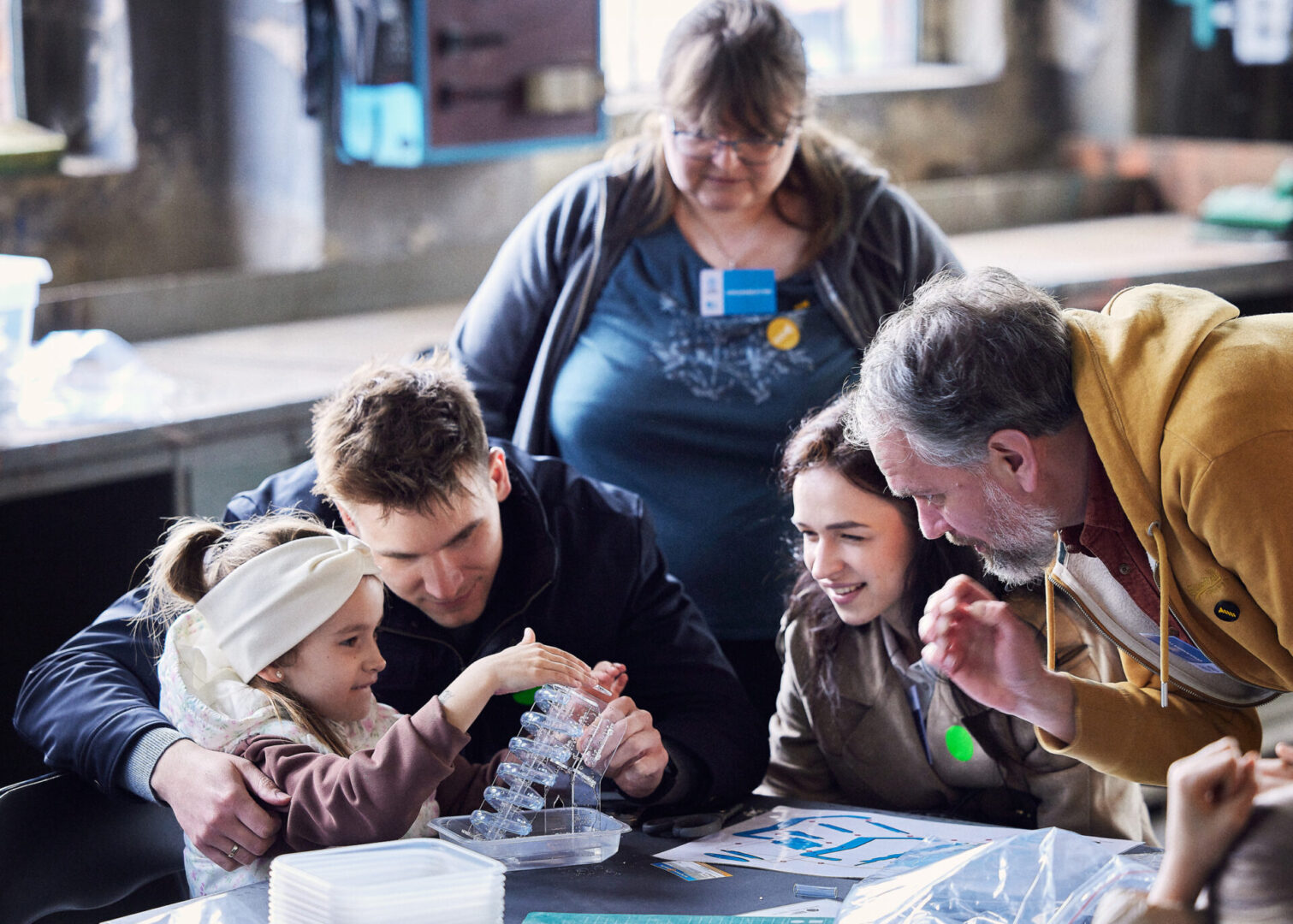 Uczestnicy warsztatów podczas majsterkowania przy śrubie Archimedesa