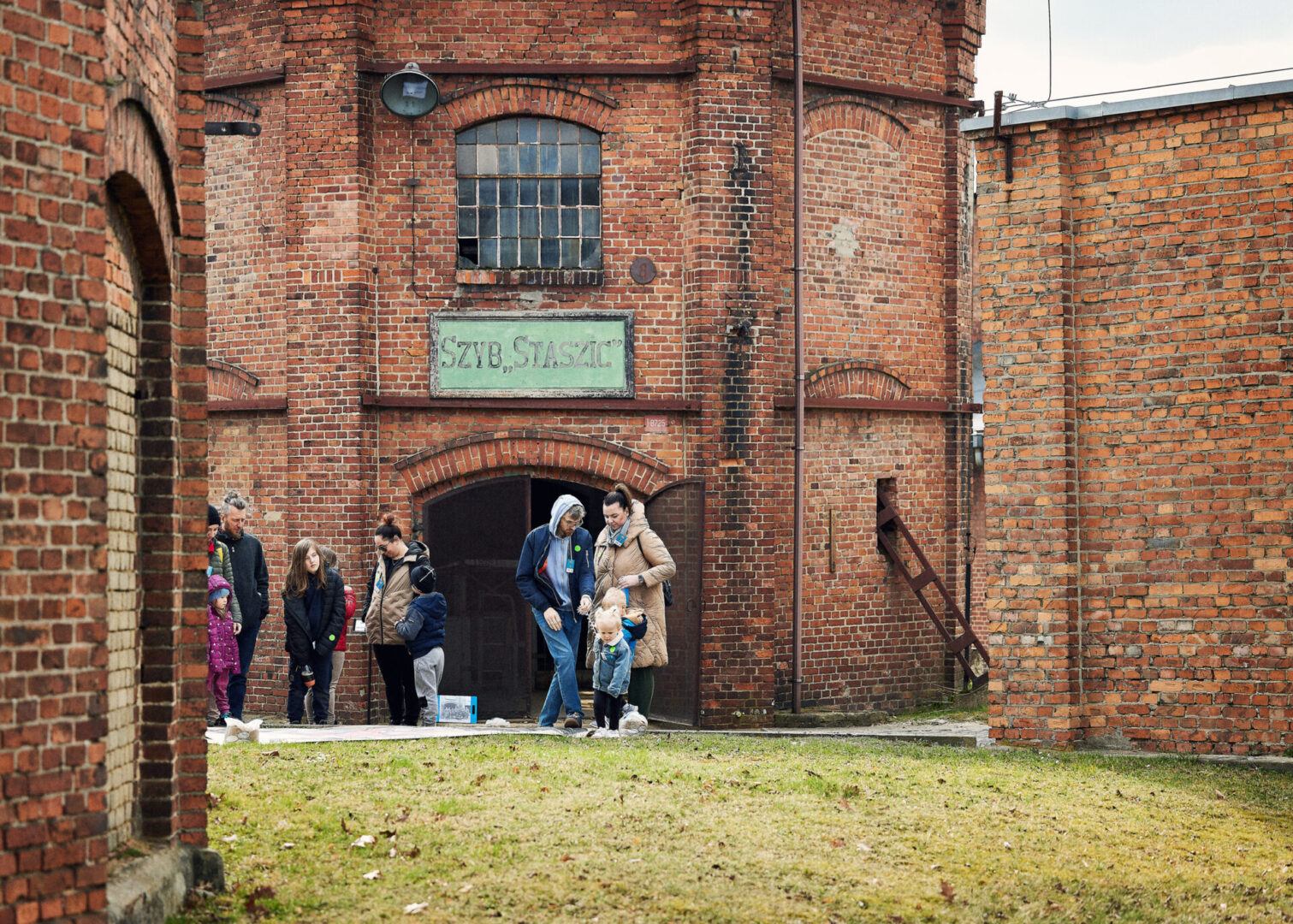 Zwiedzające osoby na tle Szybu Staszic w Tarnowskich Górach