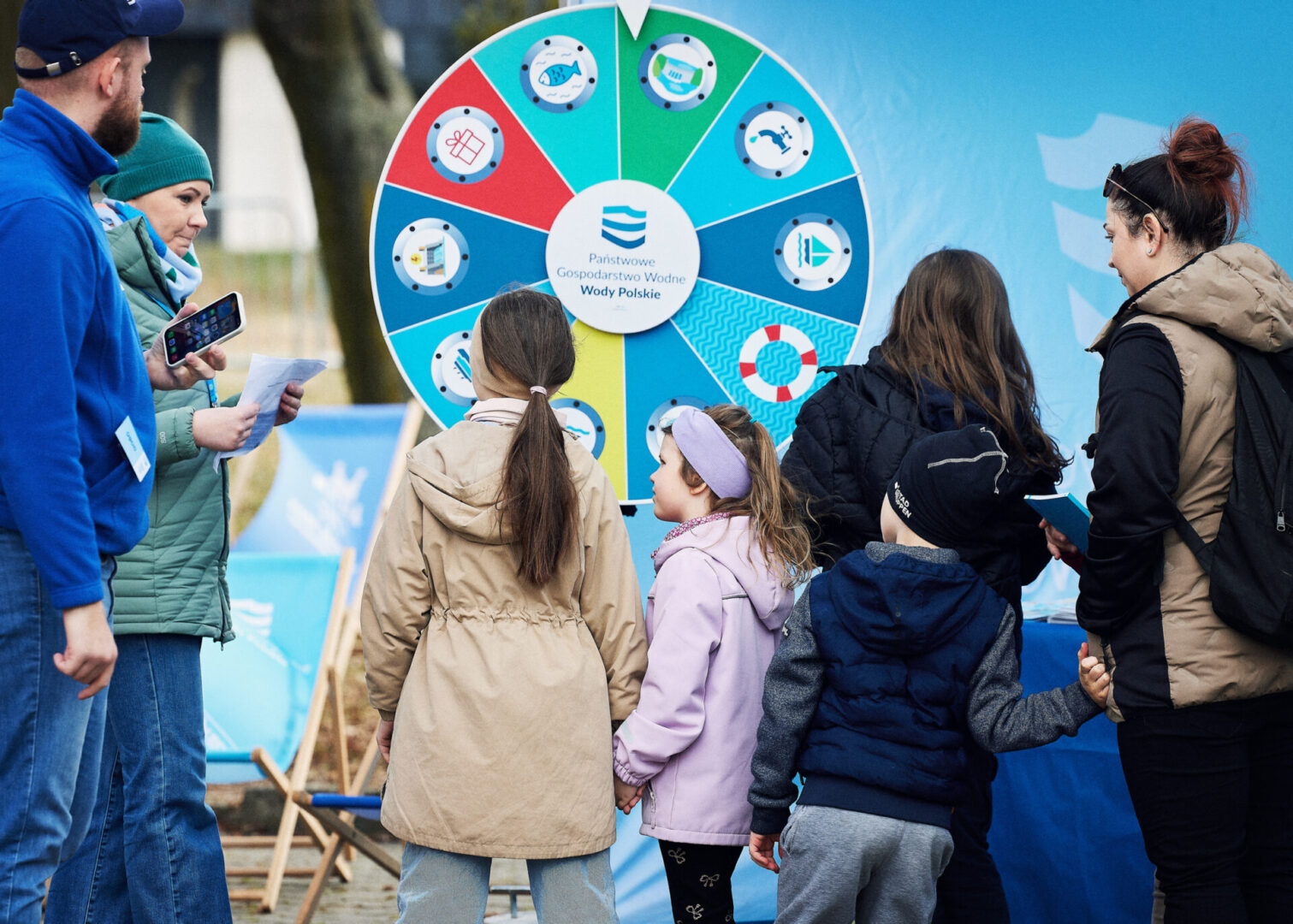 Zwiedzające osoby na tle namiotu podczas wydarzenia "Źródła geniuszu. Święto wody na Staszicu" 22.03.2026