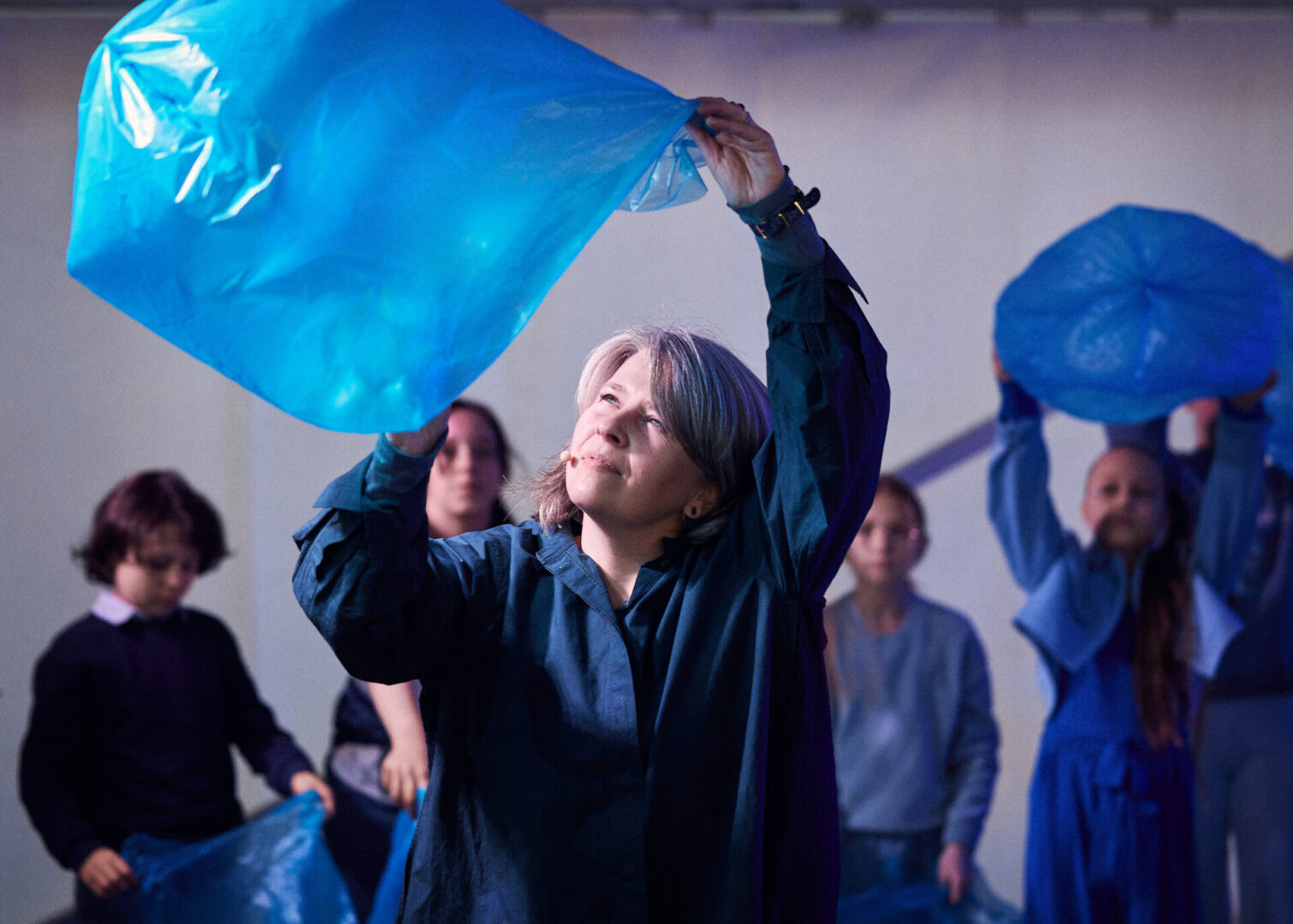 Artystka Asi Mina - Joanna Bronisławska i młodzi artyści z szeleszczącymi torebkami foliowymi na scenie podczas swojego koncertu Wodawilowego