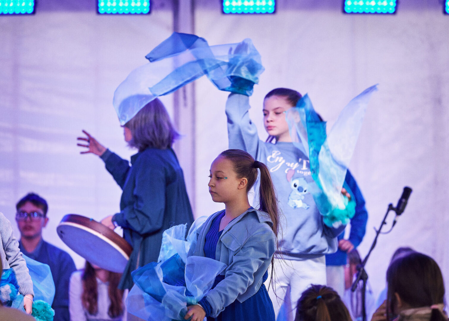 Młodzi artyści podczas występu na scenie z AsiMiną podczas swojego koncertu Wodawilowego