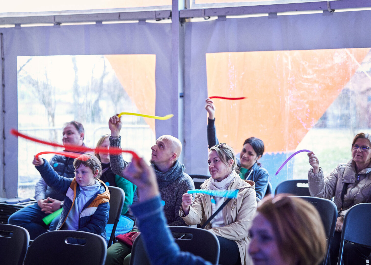 Widownia grająca na rurkach podczas koncertu Wodawilowego AsiMiny