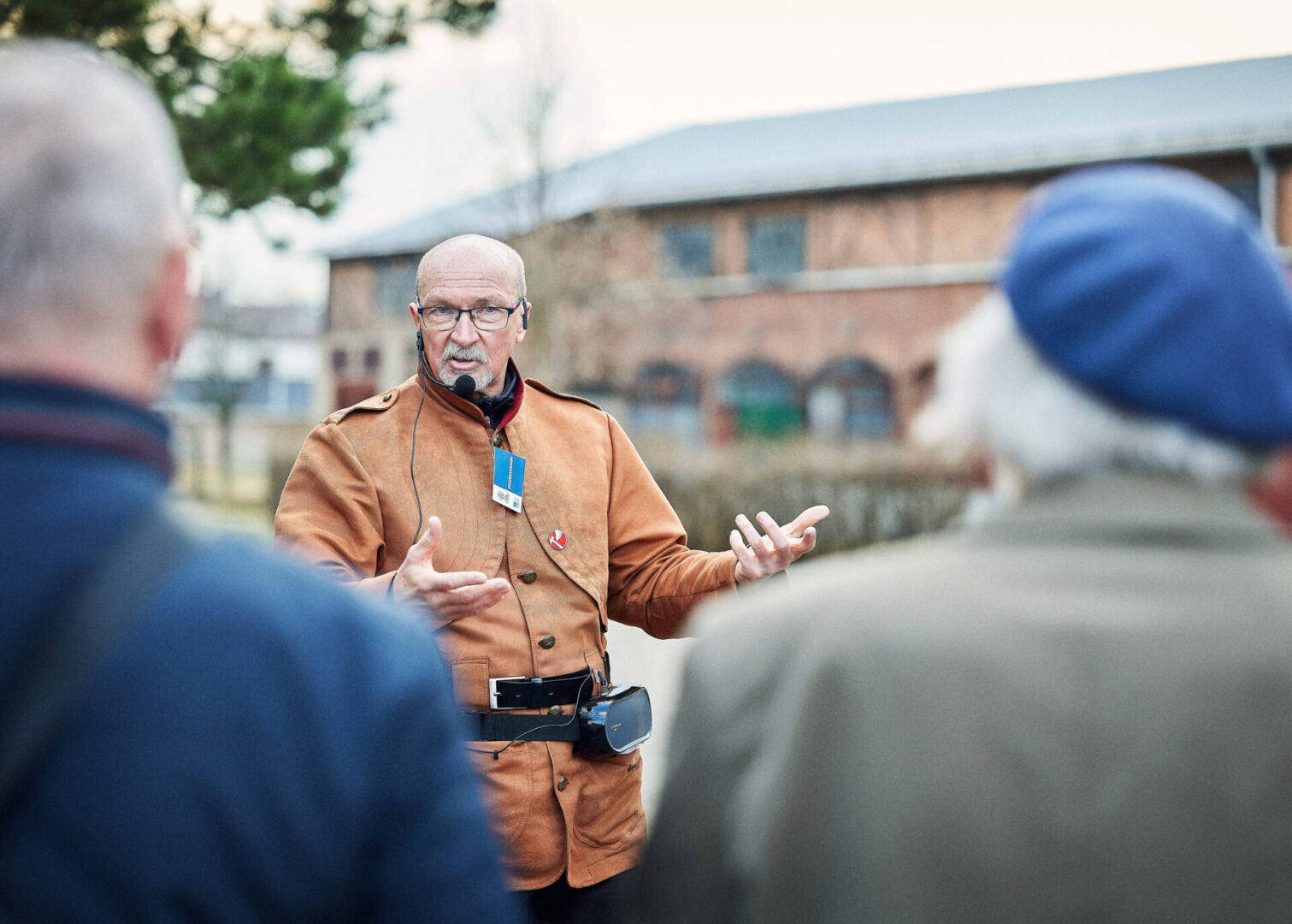 Przewodnik opowiadający o Szybie Staszic podczas zwiedzania 