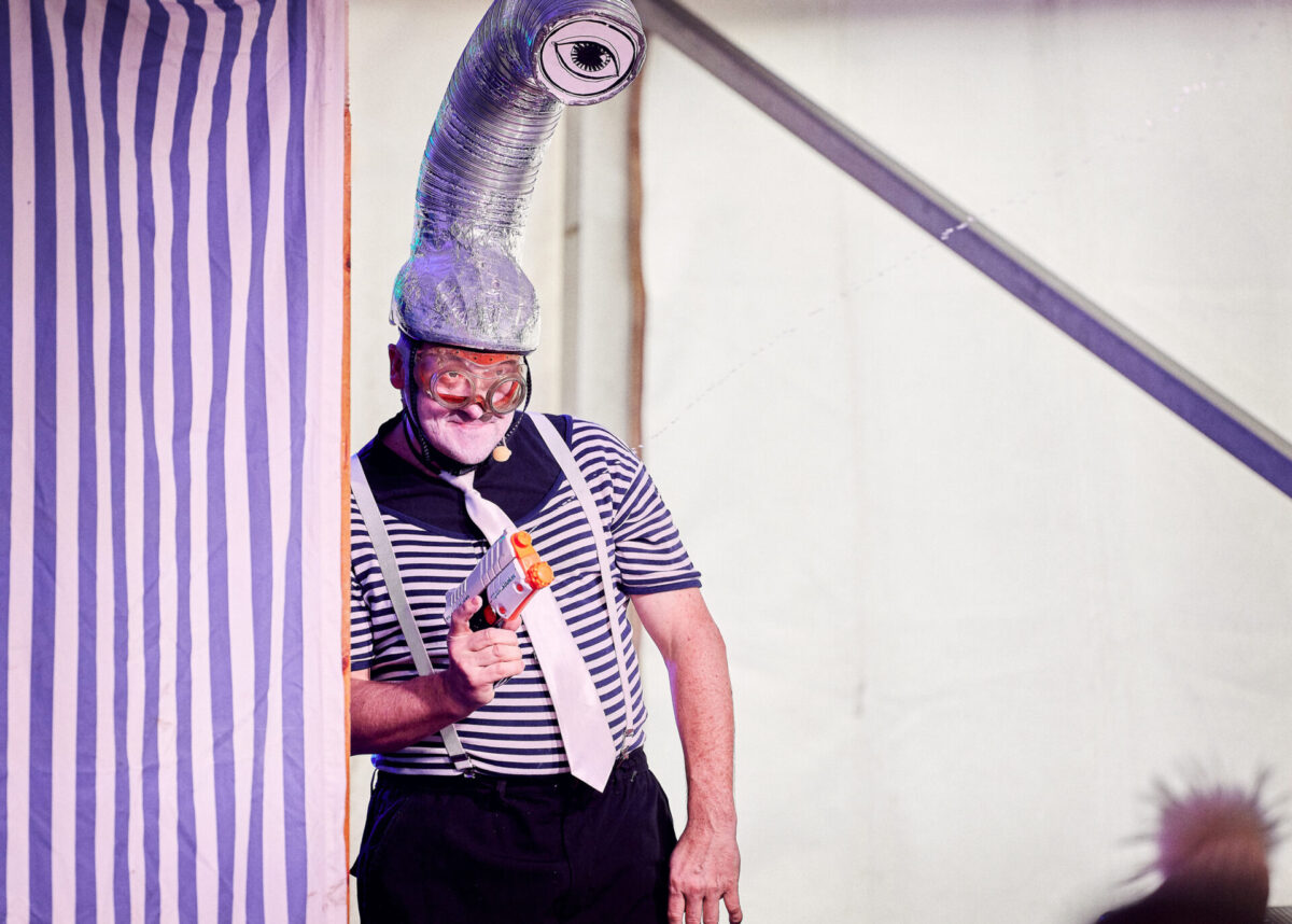 Aktor Teatru Chrząszcz w Trzcinie na scenie podczas spektaklu "Plum I Bulb czyli problemy z wodą."