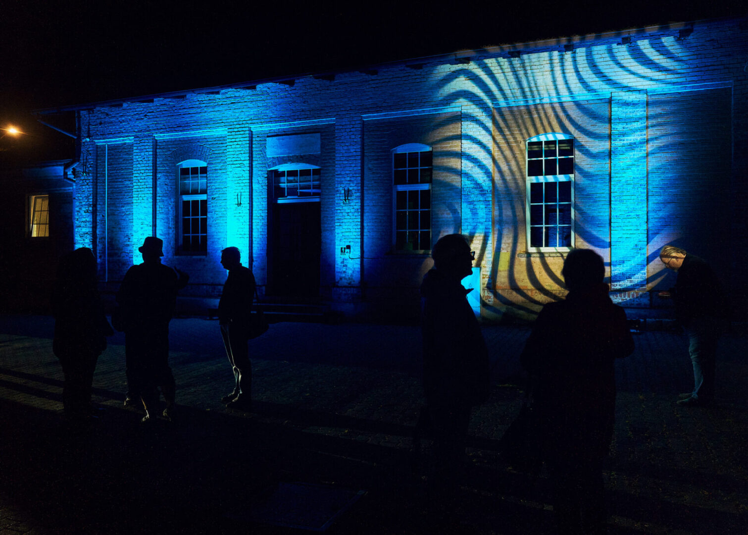 Iluminacja - nocne podświetlenie zmieniającymi światłami fasad Stacji Wodociągowej Staszic 