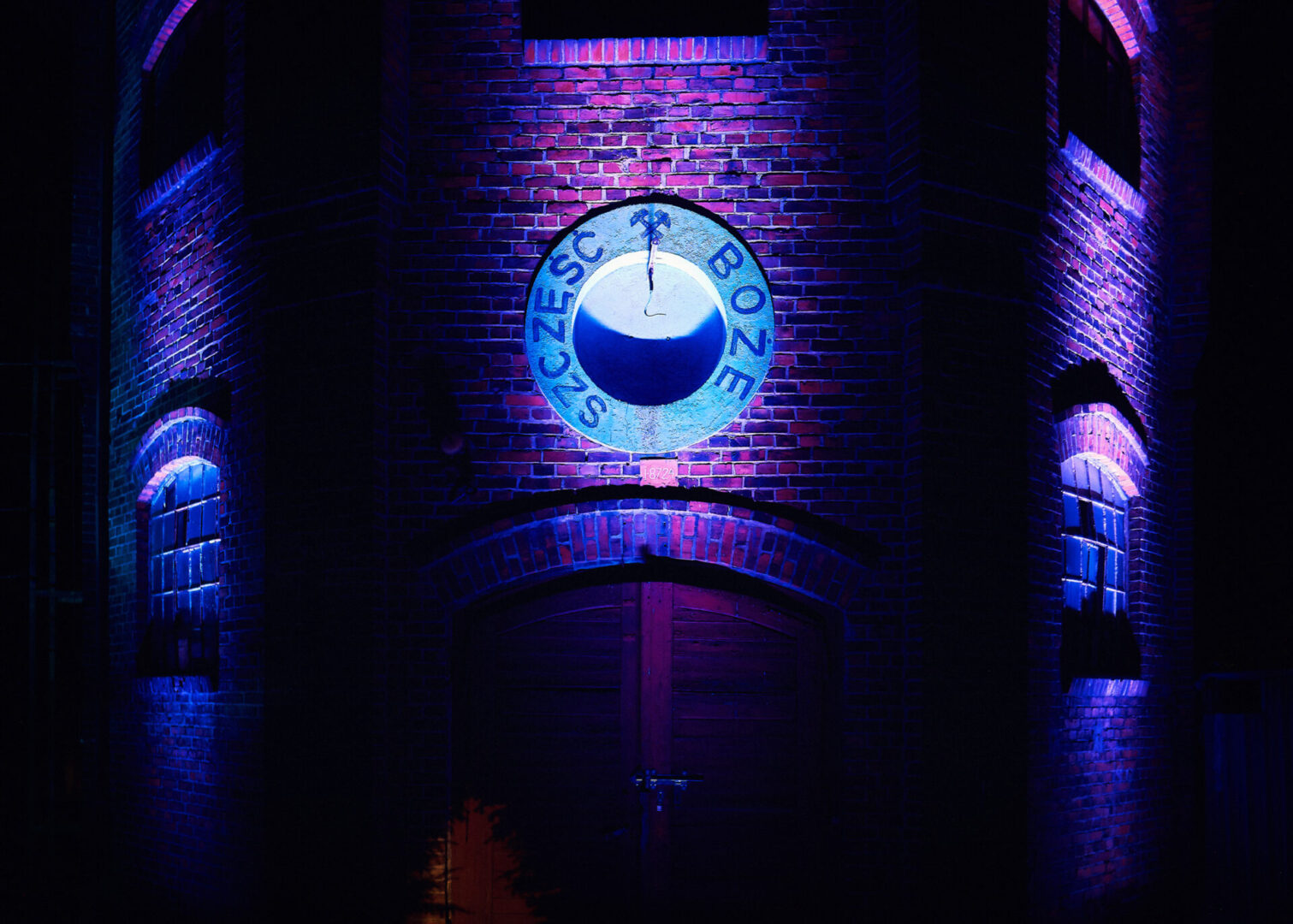 Iluminacja - nocne podświetlenie zmieniającymi światłami fasad Stacji Wodociągowej Staszic 