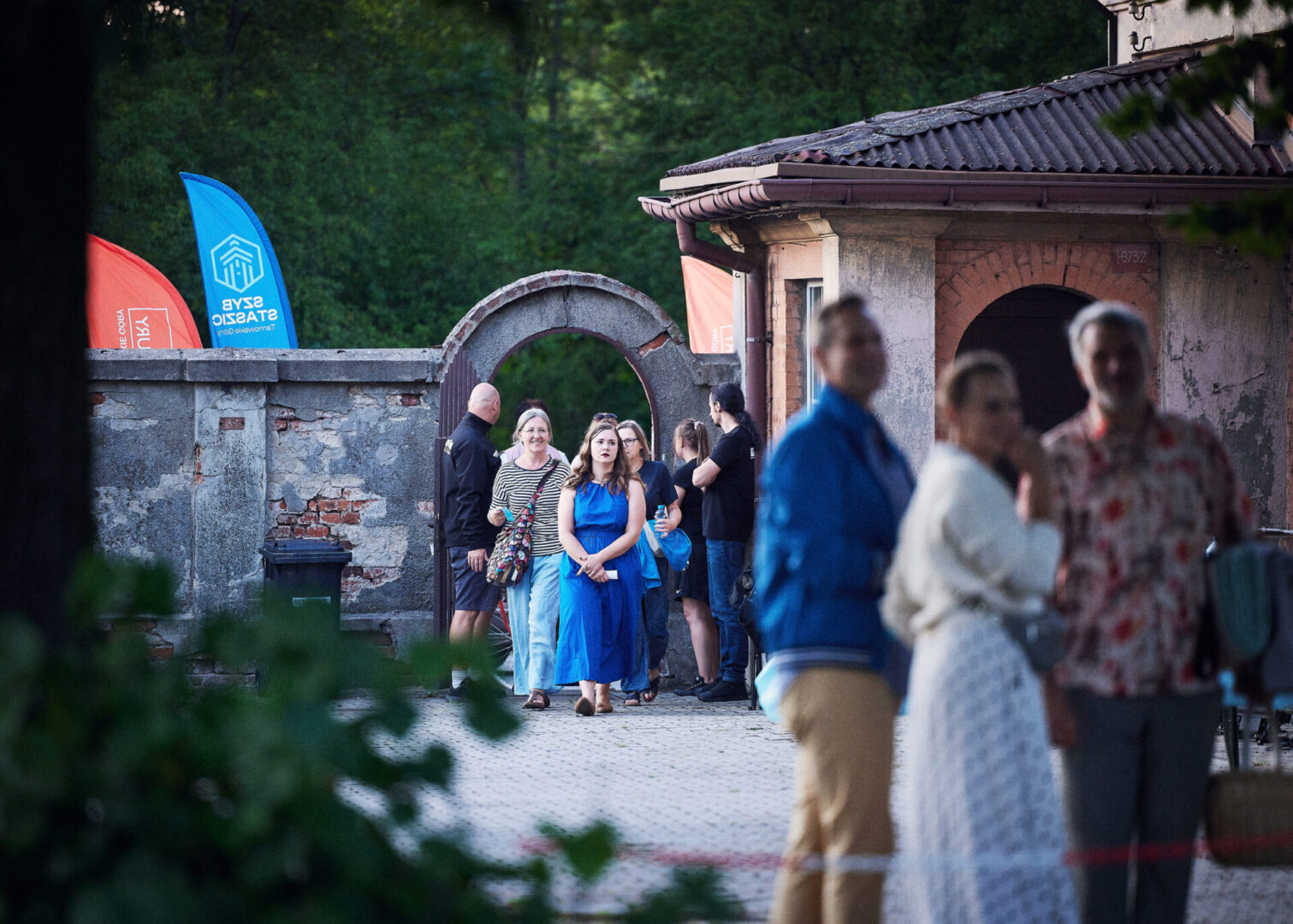 Widzowie kina plenerowego wchodzący na teren Stacji Wodociągowej Staszic