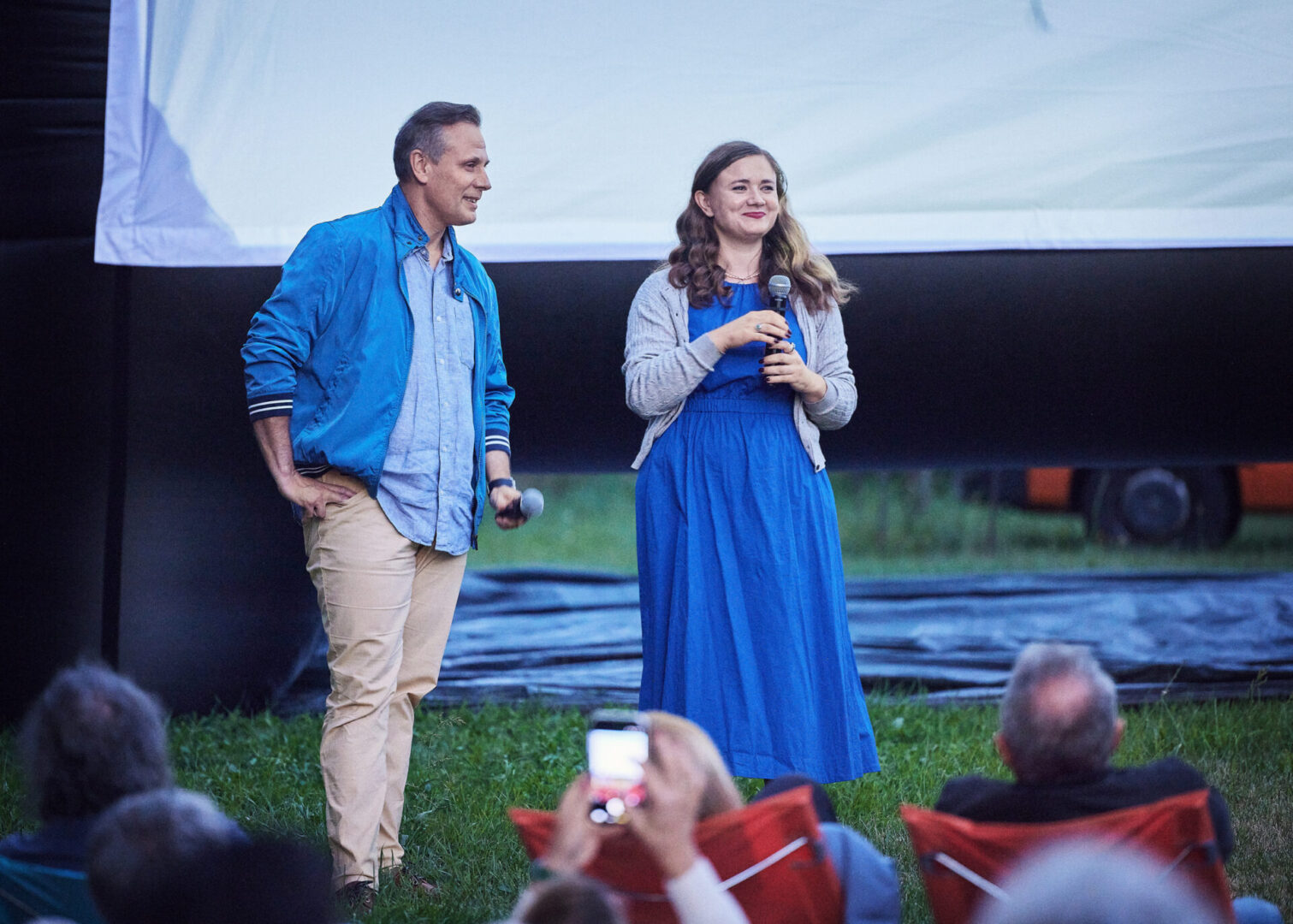Dyrektor TCK Anna Gołkowska i Dyrektor Instytucji Kultury Szyb Staszic Adam Hajduga witają widzów kina plenerowego na terenie Stacji Wodociągowej Staszic