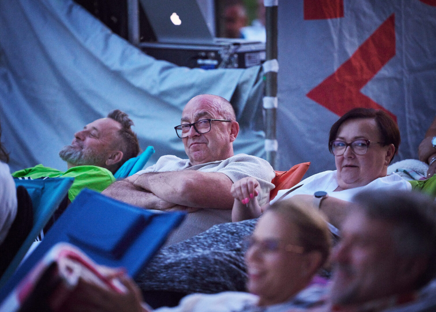 Zbigniew Pawlak wśród widzów kina plenerowego na terenie Stacji Wodociągowej Staszic