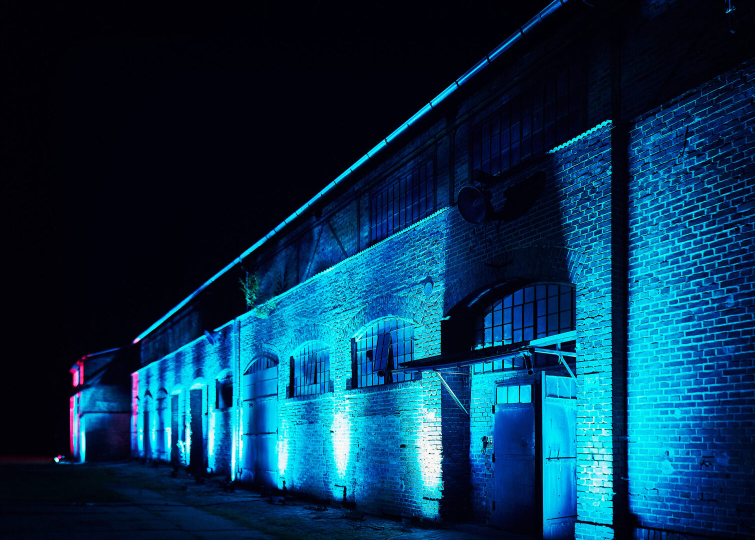 Iluminacja - nocne podświetlenie zmieniającymi światłami fasad Stacji Wodociągowej Staszic 