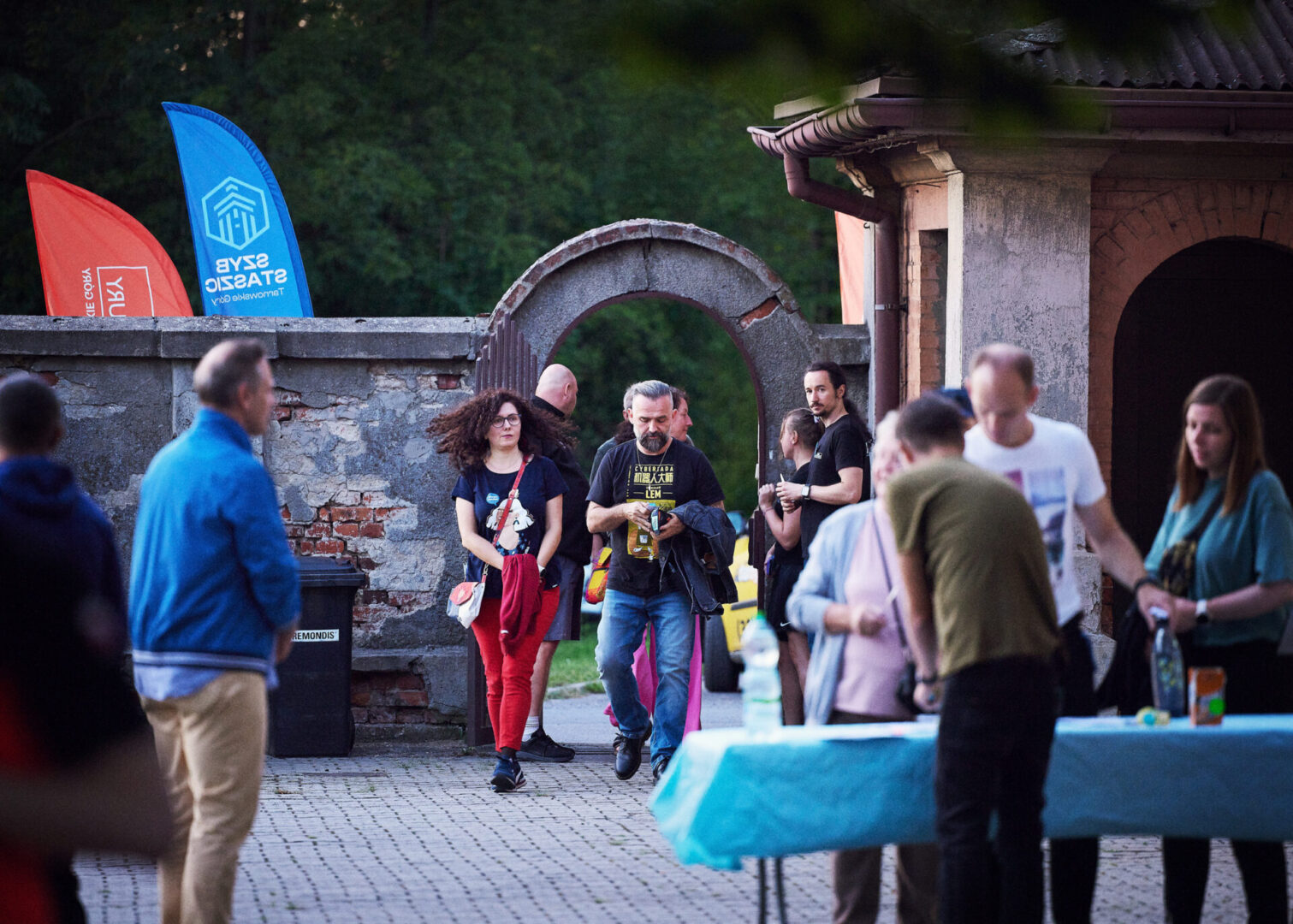 Widzowie kina plenerowego wchodzący na teren Stacji Wodociągowej Staszic