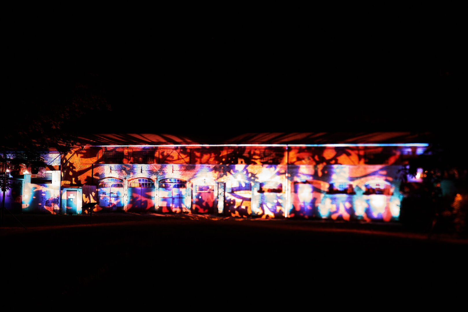 Iluminacja - nocne podświetlenie zmieniającymi światłami fasad Stacji Wodociągowej Staszic 