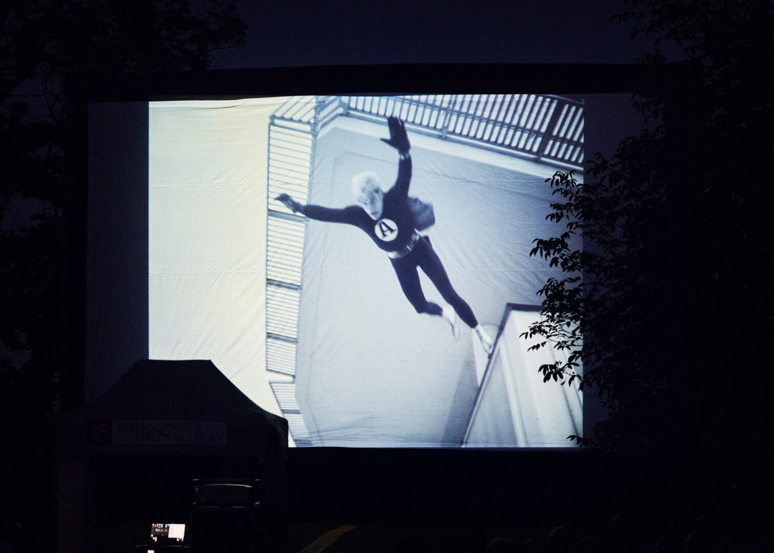 Kadr z filmu "Hydrozagadka" na ekranie kina plenerowego na terenie Stacji Wodociągowej Staszic