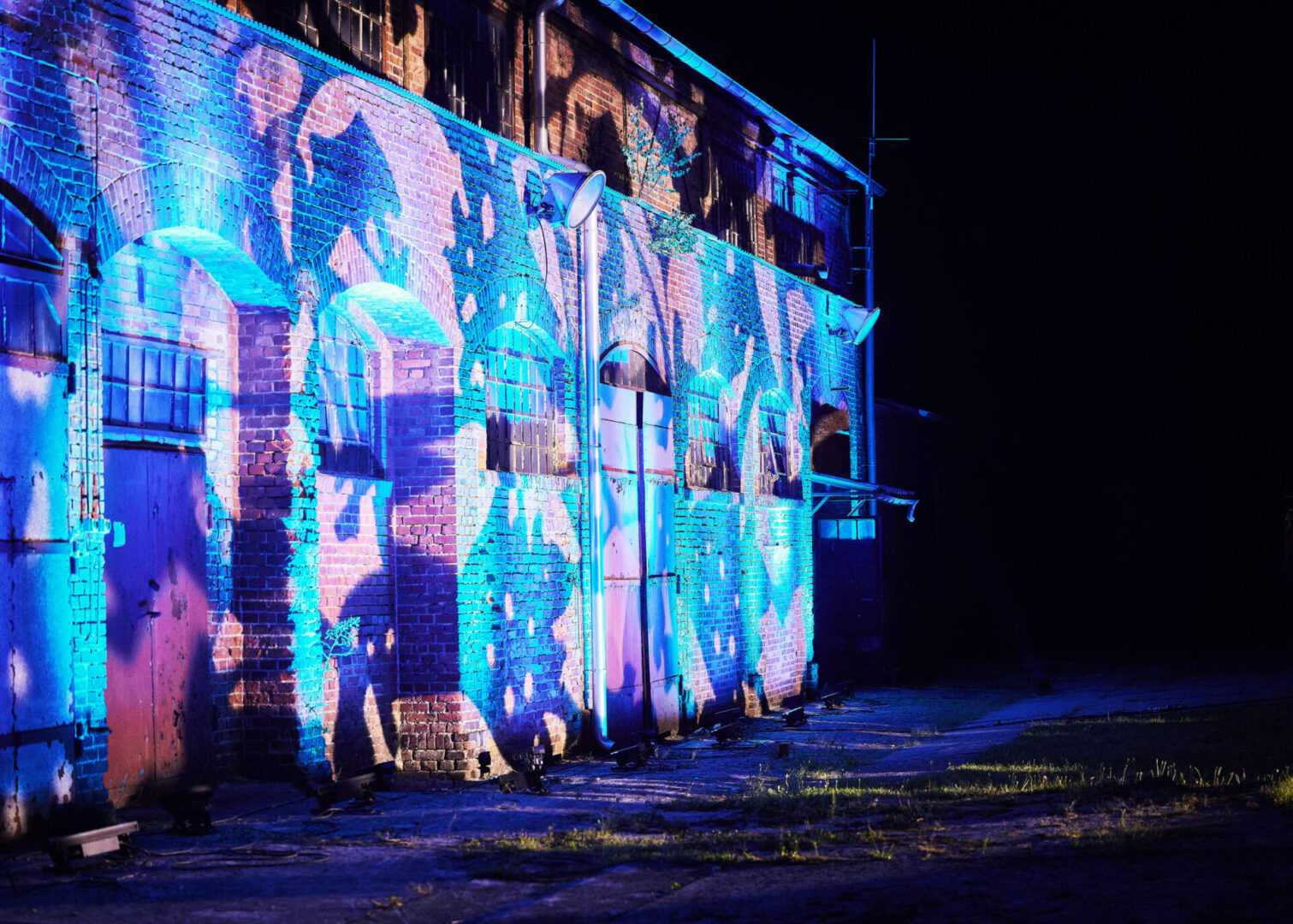 Iluminacja - nocne podświetlenie zmieniającymi światłami fasad Stacji Wodociągowej Staszic 