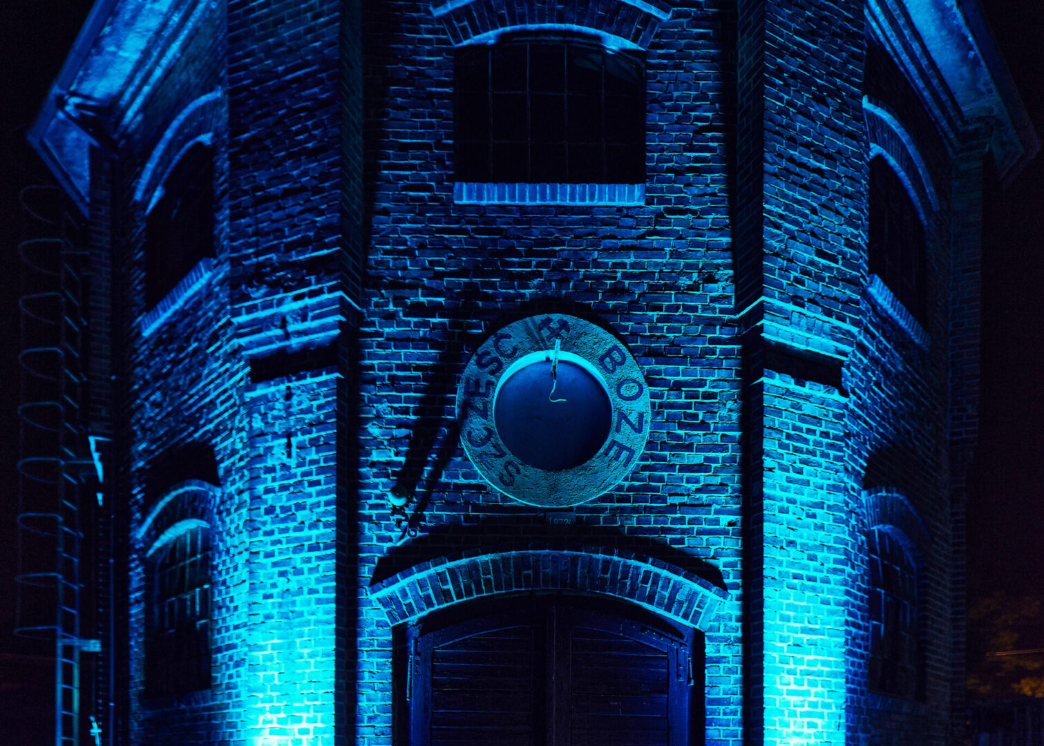 Iluminacja - nocne podświetlenie zmieniającymi światłami fasad Stacji Wodociągowej Staszic 
