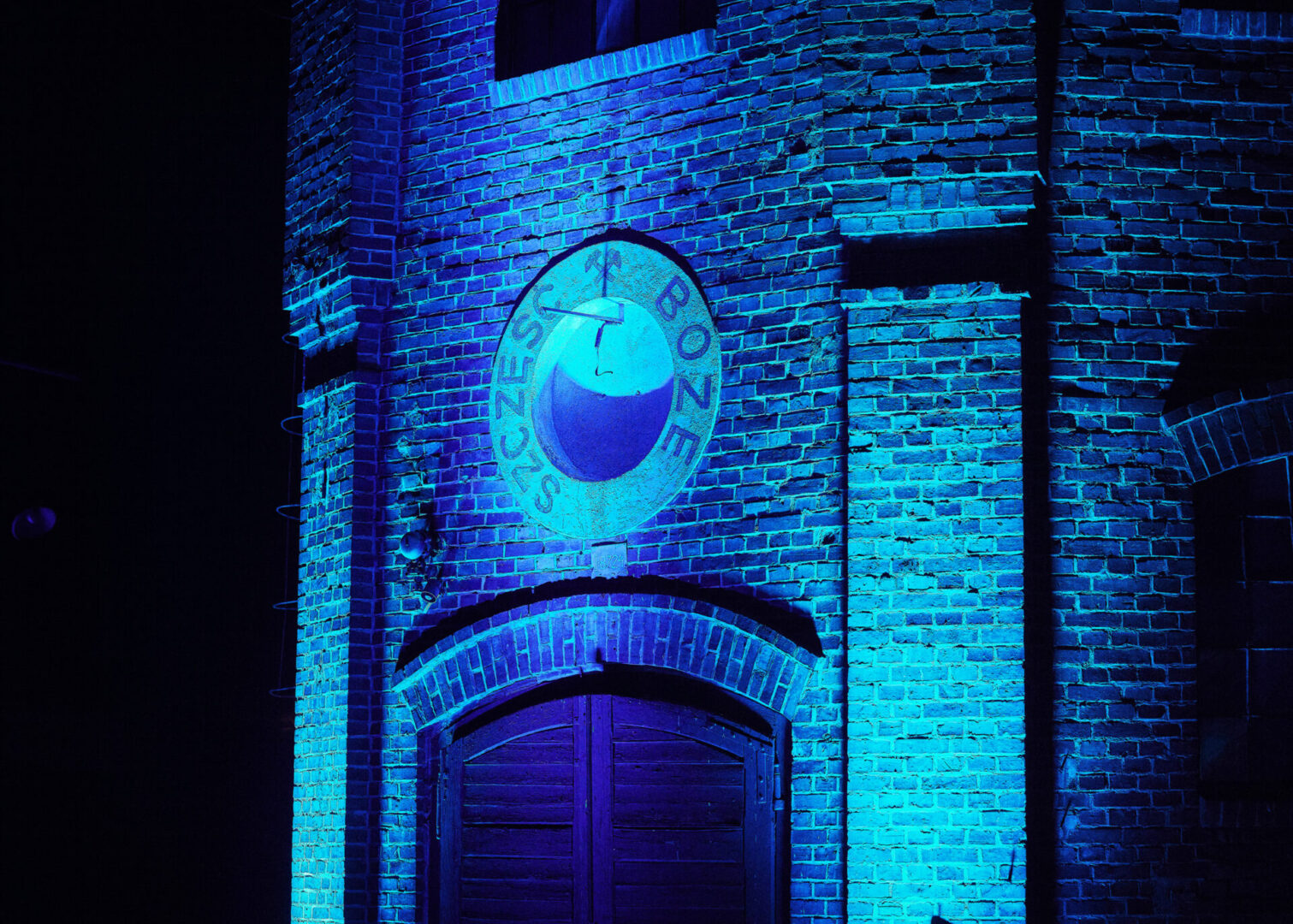 Iluminacja - nocne podświetlenie zmieniającymi światłami fasad Stacji Wodociągowej Staszic 
