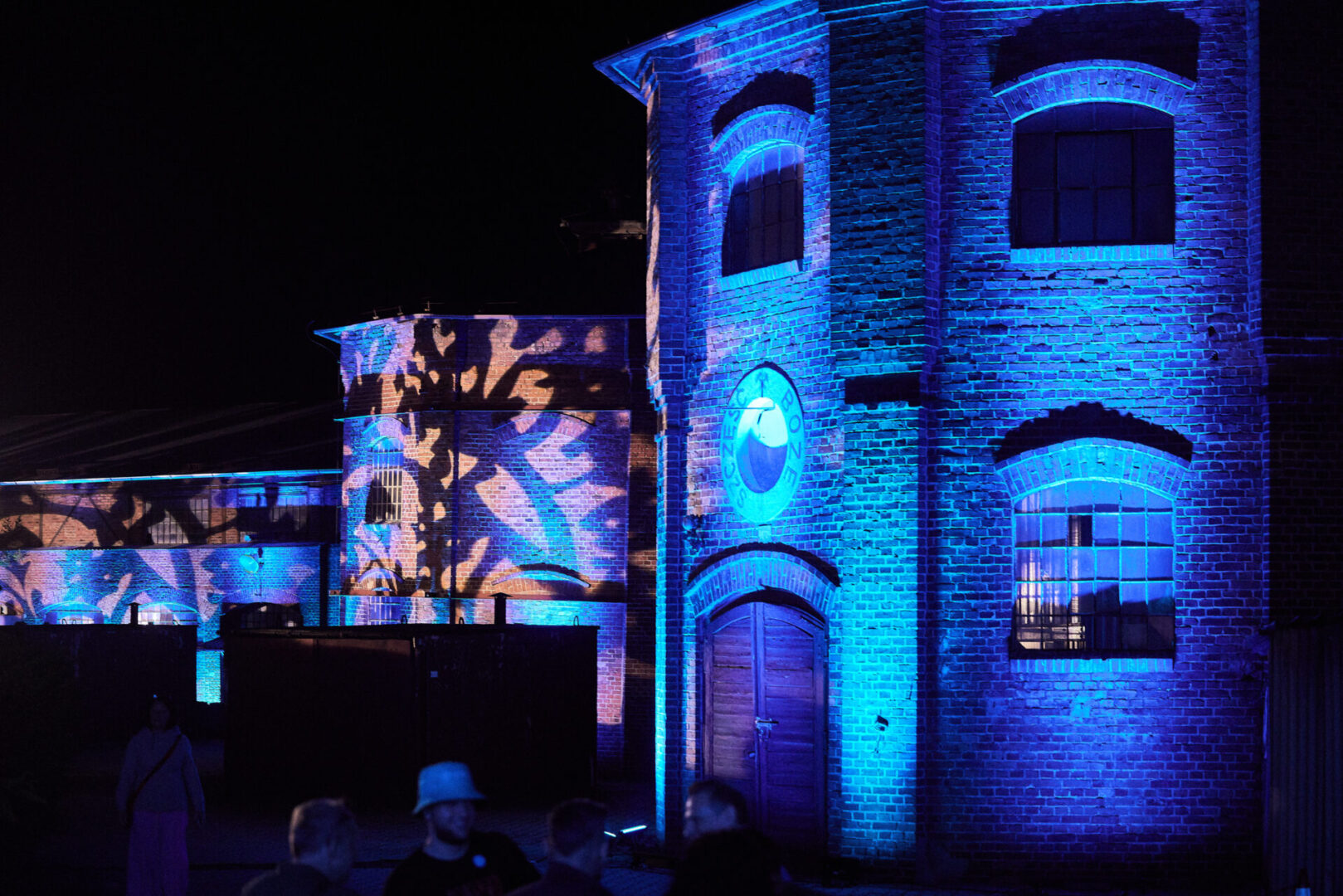 Iluminacja - nocne podświetlenie zmieniającymi światłami fasad Stacji Wodociągowej Staszic 